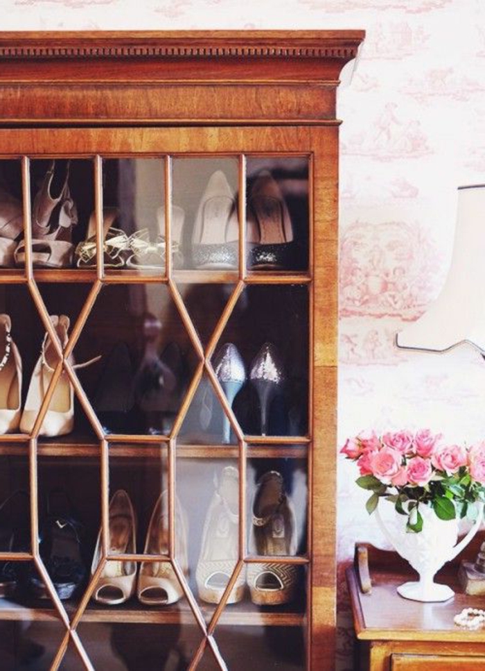 les-meubles-à-chaussures-en-bois-avec-miroir-fleur-rose-et-lampe-blanche-avec-meubles-en-bois