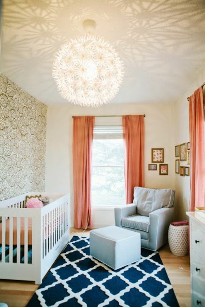 les-rideaux-enfants-roses-pour-la-chambre-bebe-avec-un-tapis-noir-et-fauteuil-bleu