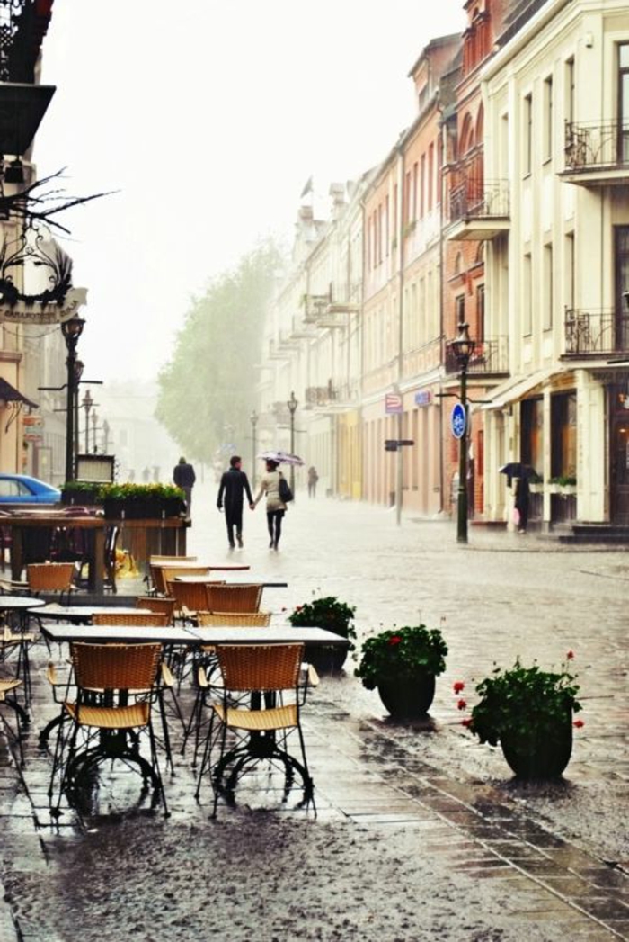 les-rues-parisiennes-sous-le-pluie-d-été-un-joli-coffee-parisine-avec-chaises-et-tables
