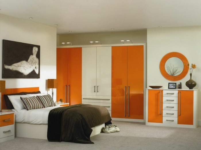 lit-adulte-dans-la-chambre-a-coucher-but-idées-intérieur-stylé-moderne-en-orange-et-brun