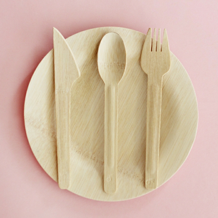 manger-bien-aménagée-assiette-écologique-en-bamboo-décoration-table-cuisine-rose-pale-bamboo