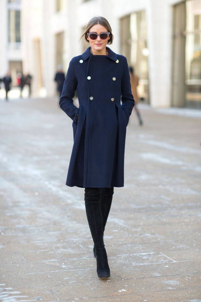 manteau-zara-couleur-bleu-foncé-pour-les-femmes-modernes-marchent-sur-les-rues