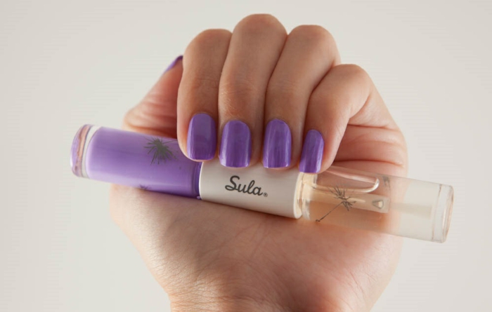 manucure-esthétiques-mains-et-couleur-aux-ongles-violet-resized