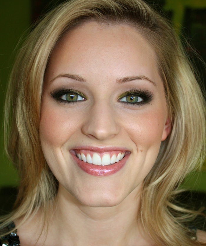 maquillage-yeux-verts-cheveux-blonds-maquillage-pour-yeux-verts-sourire-resized