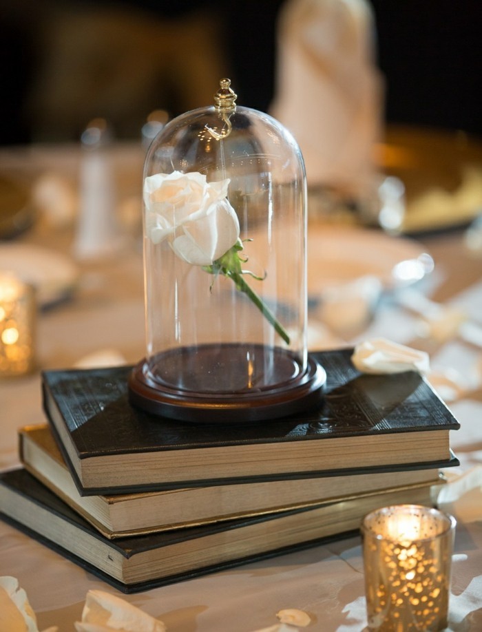 mariage-conte-de-fée-la-belle-et-la-bête-disney-déco-festive-décoration-table-blanc-rose-livres