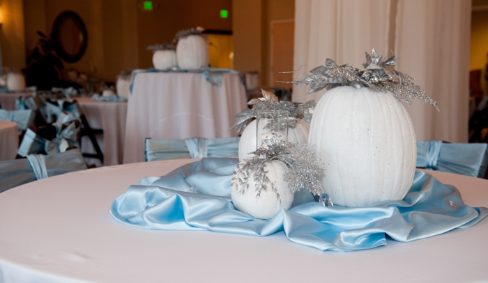 mariage-idées-organisation-hall-décoration-table-évenement-spécial-pumpkin-sur-table-blanche
