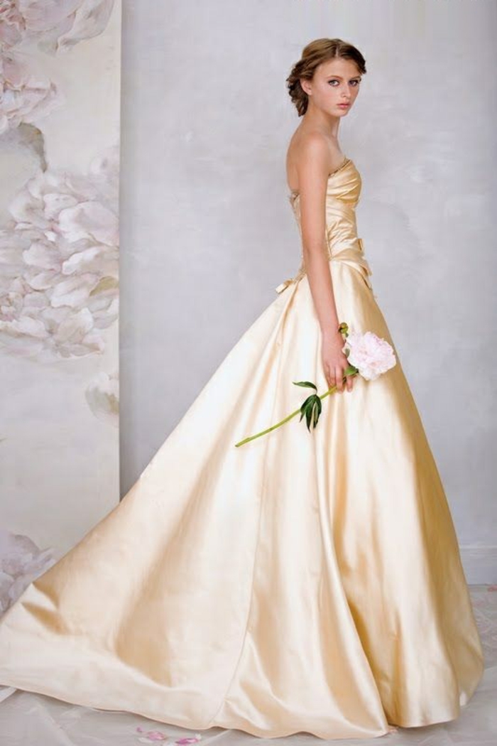 mariage-robe-de-mariée-princesse-de-Disney-Belle-et-la-bête-blanc-robe-jaune-nuances
