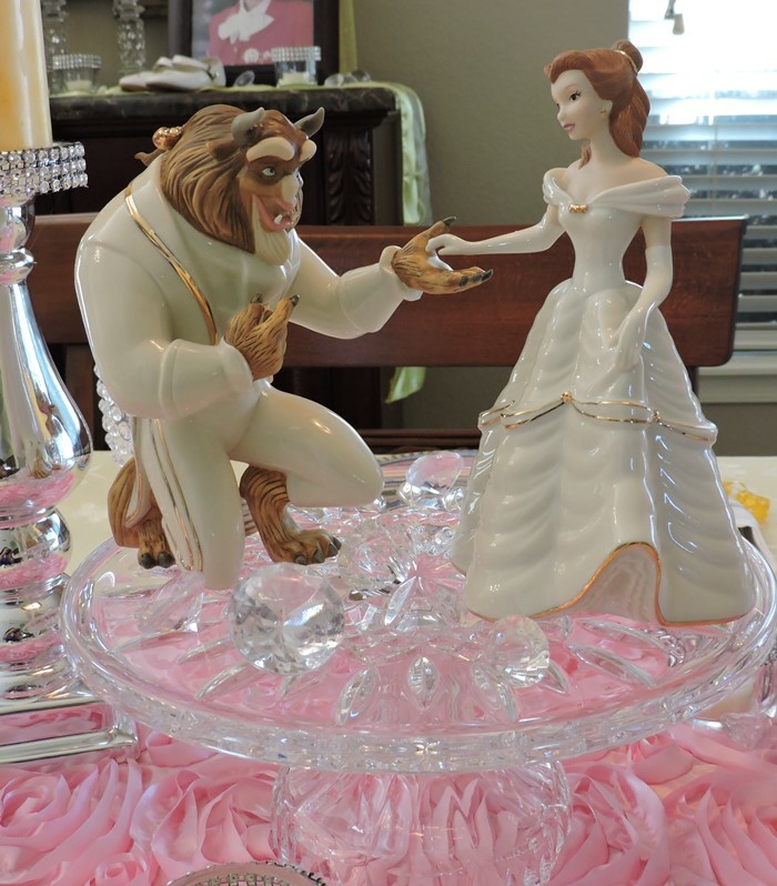 mariage-thématique-des-gâteaux-originales-de-mariage-idées-déco-fête-célébrer-avec-La-Belle-et-la-Bête-belle-figure-en-blanc