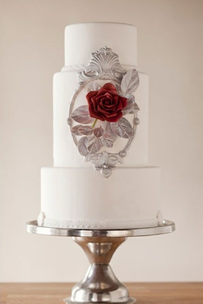 mariée-le-gâteau-de-mariage-inspiré-par-Belle-et-la-Bête-disney-blanc-et-rose-rouge