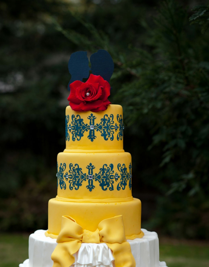 mariée-le-gâteau-de-mariage-inspiré-par-Belle-et-la-Bête-disney-jaune