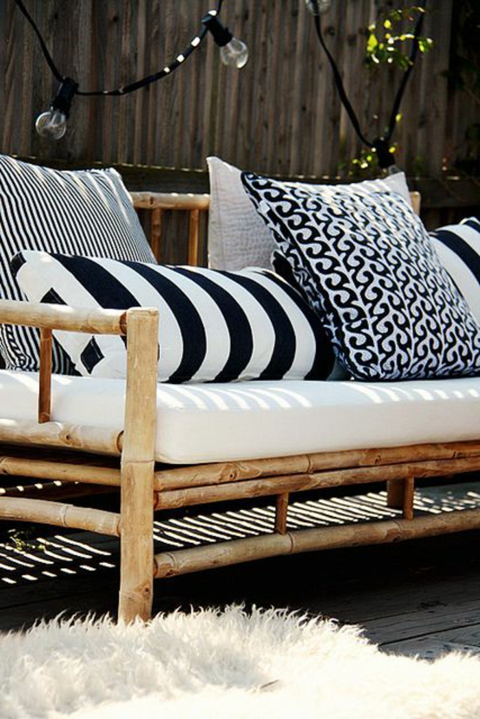 meuble-en-bambou-en-bois-clair-un-joli-canapé-pour-le-jardin-meubles-de-jardin-en-bambou