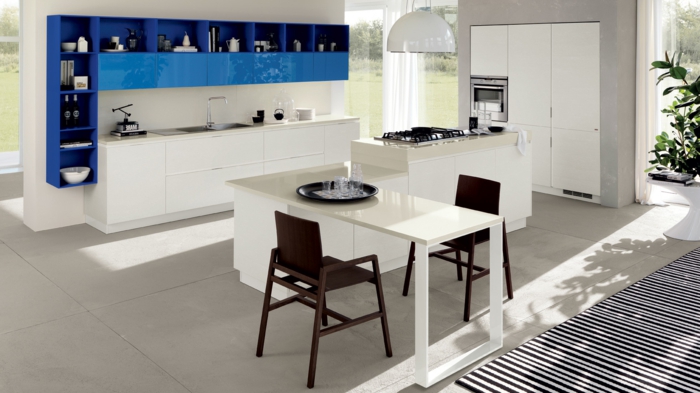 meubles-de-cuisine-blanche-laquée-et-commode-bleu-foncé-laqué-mur-blanc-carrelage-beige