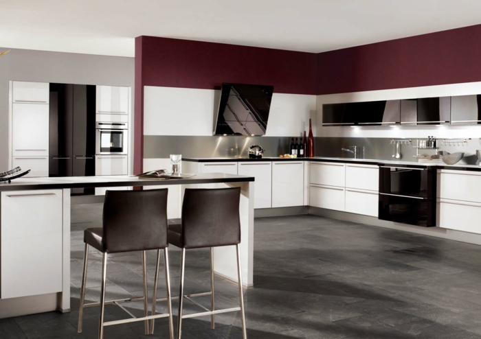 meubles-de-cuisine-laqués-blanc-noir-rouge-sol-en-carrelage-gris-plafond-blanc