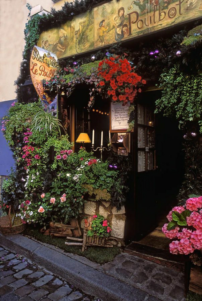 monuments-de-paris-un-joli-coffee-parisien-avec-beaucoup-de-fleurs-colorés