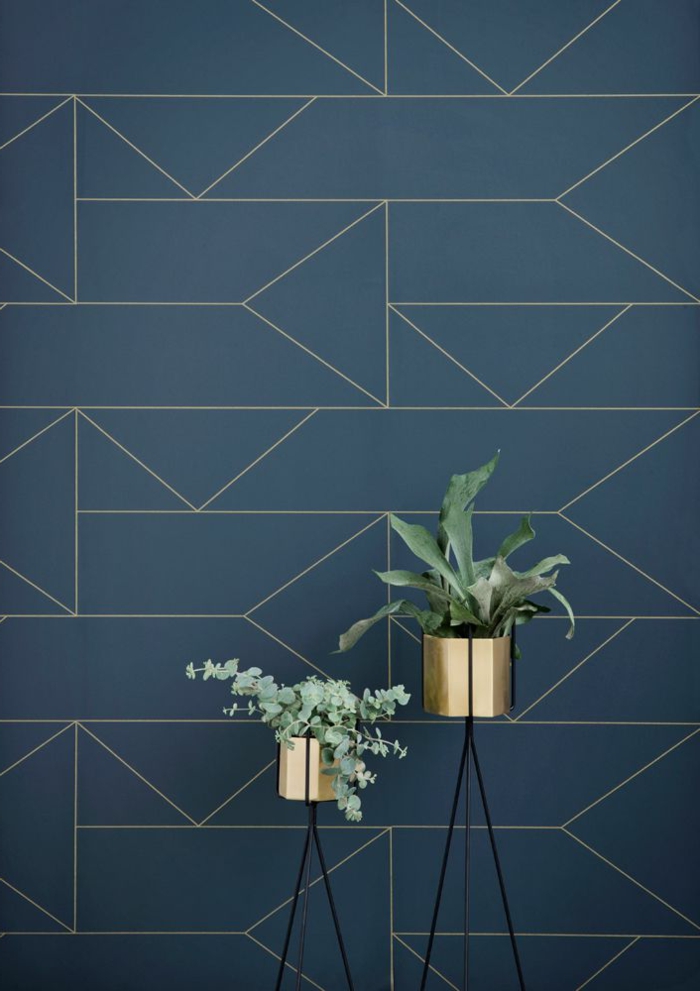 papier-peint-géométrique-bleu-foncé-pour-les-murs-de-salon-plante-verte-d-intérieur