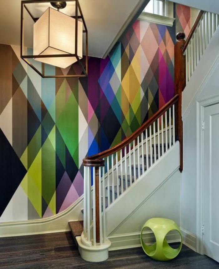 papier-peint-géométrique-papier-peint-leroy-merlin-triangles-colorés-pour-le-couloir