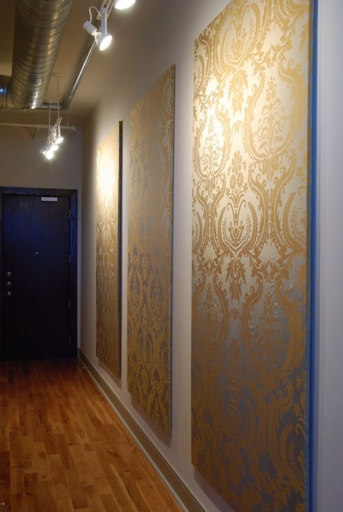 peinture-pour-salon-idée-originale-en-trois-panneaux-tableau-triptyque-dorée-couloir