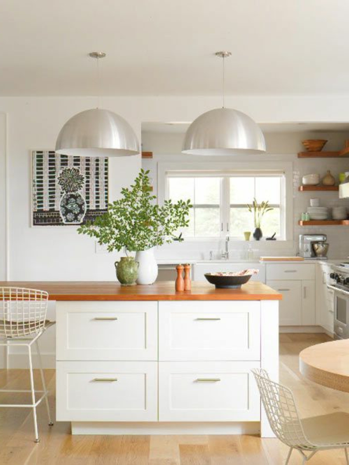 petite-cuisine-ouverte-sol-en-parquet-clair-et-plantes-d-intérieur-modenres-lustre-blanche