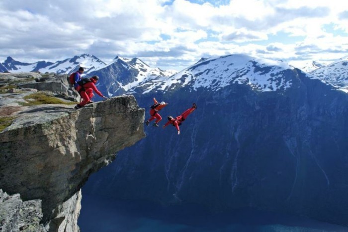 photos-sauter-en-parachute-expérience-inoubliable-vue-belle-magnifique-saut-de-roche 