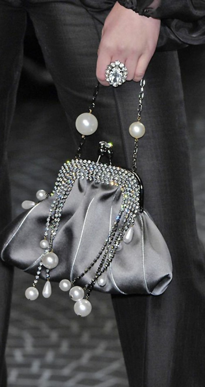 pochette-de-soirée-sac-à-main-incrusté-avec-cristaux-avec-pendentifs-perles