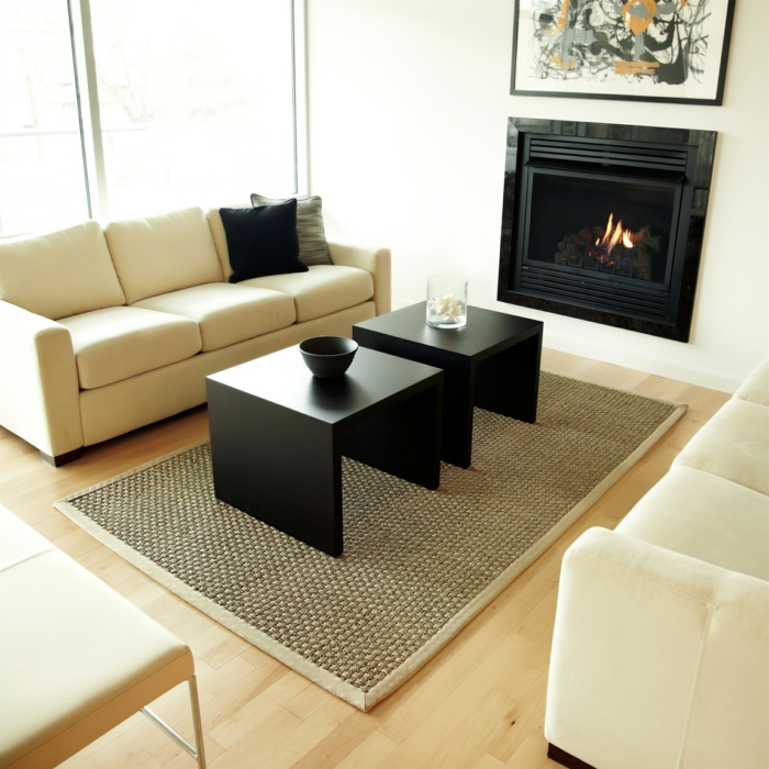 pour-votre-salon-un-tapis-beige-style-jonc-de-mer-original-idée-décoration-symple-blanc-et-noir
