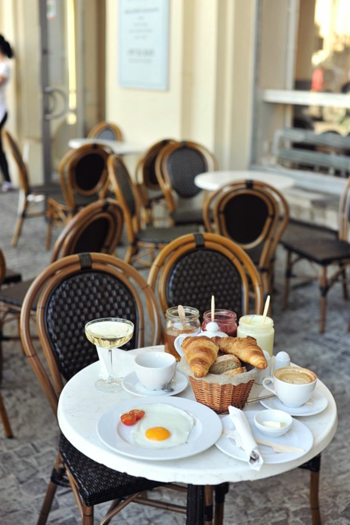 prendre-un-petit-dejeuner-à_paris-sur-la-rue-dans-un-coffee-parisien-avec-tables-et-chaises-d-exterieur
