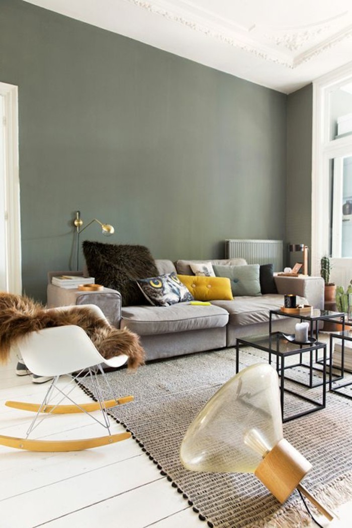quelle-peinture-choisir-pour-les-murs-dans-le-salon-avec-tapis-gris-et-canapé_gris-chaise-blanche