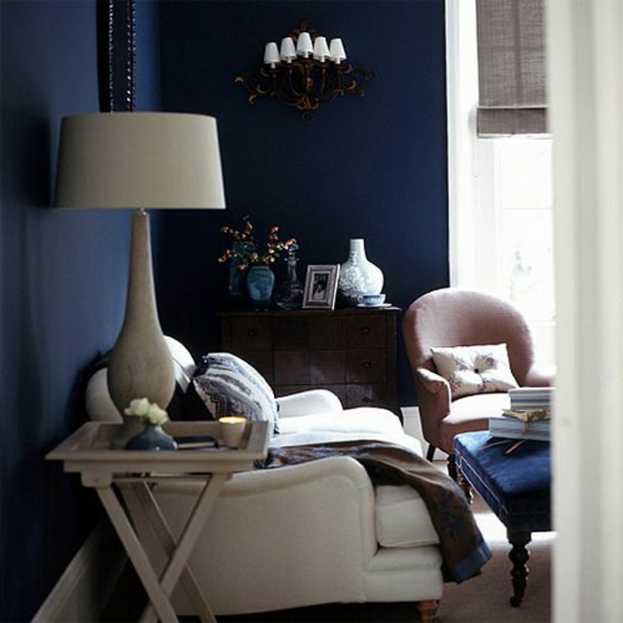 quelle-peinture-choisir-pour-les-murs-dans-le-salon-de-couleur-bleu-foncé-et-meubles-beiges