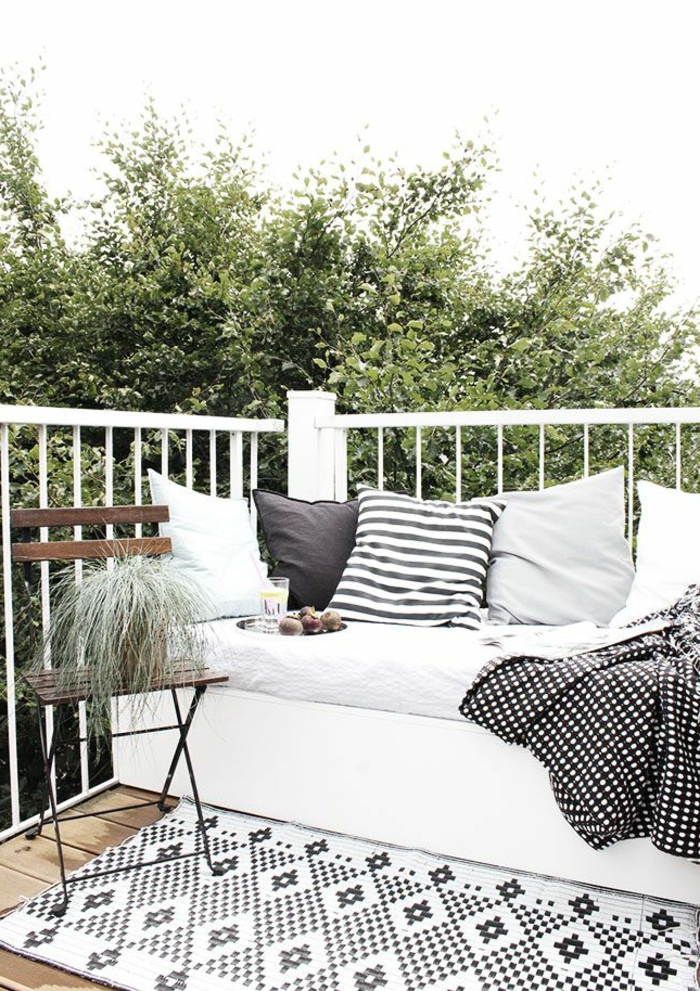 rambard-balcon-blanc-avec-meubles-blancs-et-tapis-d-extérieur-blanc-noir