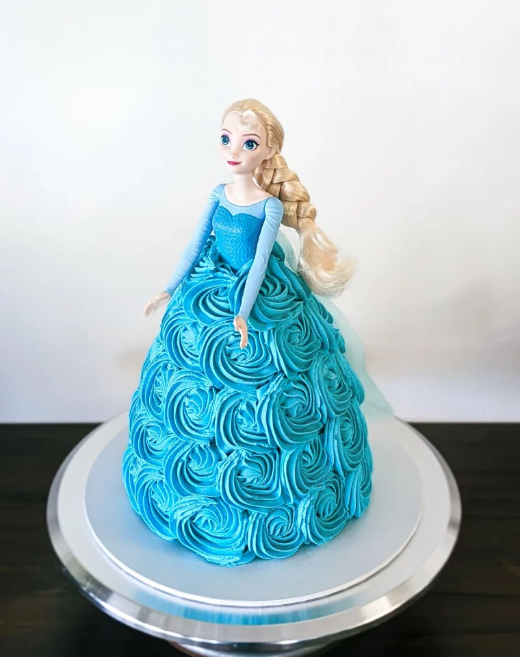 reine des neiges gateau anniversaire elsa princesse robe creme bleue