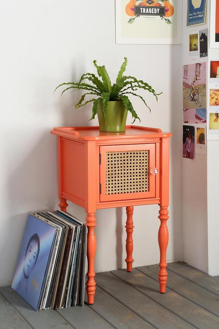 relooker-des-meubles-table-de-chevet-relookée-en-orange