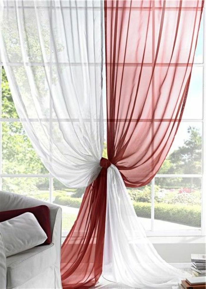 rideau-voilage-blanc-et-rouge-dans-le-salon-moderne-avec-grand-fenetre-et-belle-vue