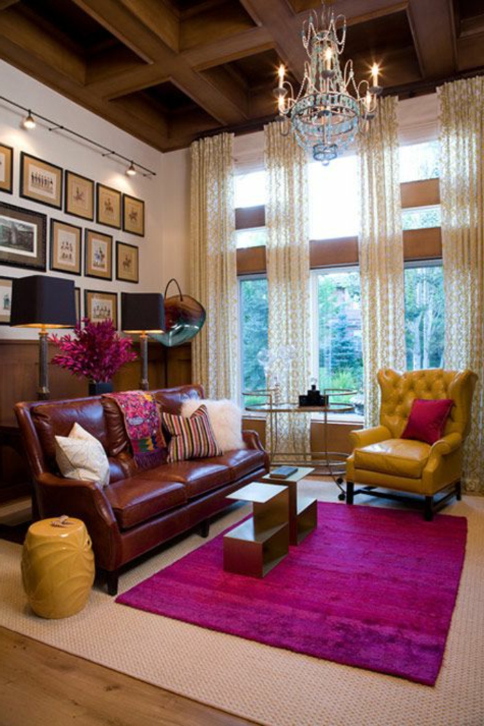rideau-voilage-à-motifs-dans-le-salon-avec-un-tapis-rose-foncé-et-moquette-beige