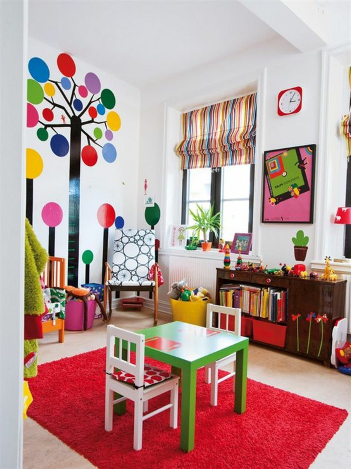 rideaux-chambre-enfant-pas-cher-à-rayures-colorés-jaune-rouge-bleu-et-tapis-rouge