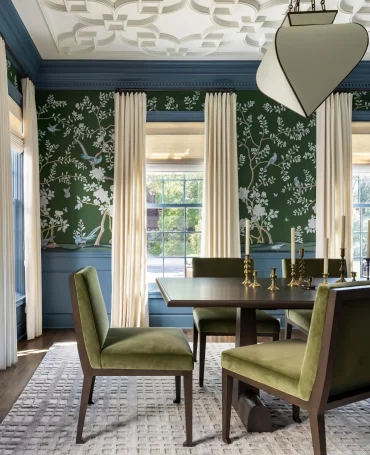salle a manger table en bois fonce chaises velours vert sapin papier peint