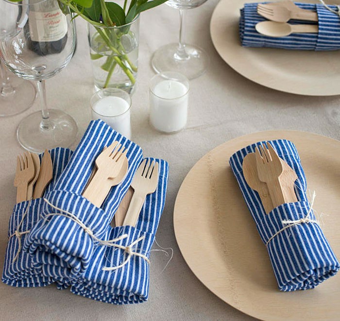 salle-à-manger-bien-aménagée-assiette-bambou-bleu-nappes