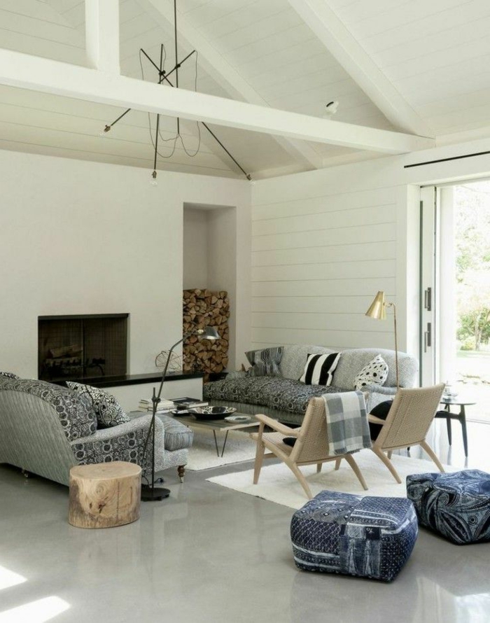 salon-avec-meubles-gris-et-sol-en-béton-ciré-gris-plafond-sous-combles-et-fenetres-grandes