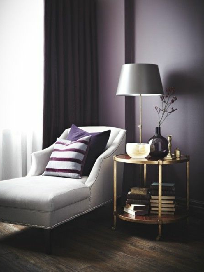 salon-avec-mur-avec-peinture-satiné-violet-et-sol-en-parquette-foncé