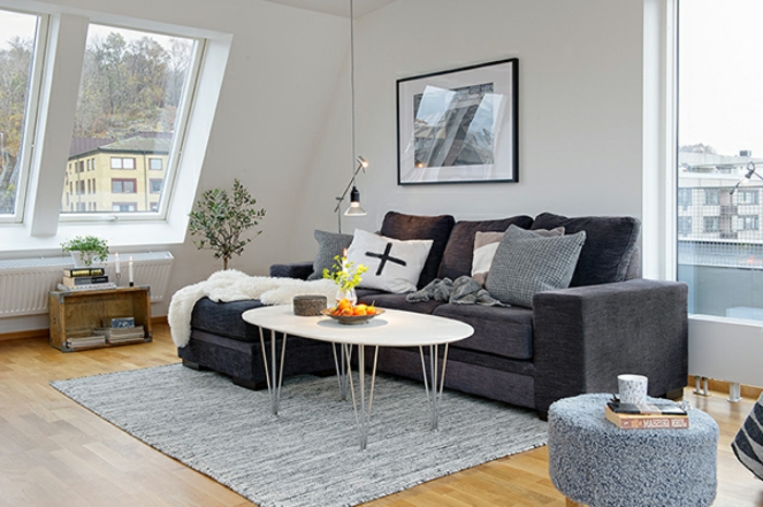 salon-sous-pente-avec-design-scandinave-pas-cher-et-tapis-scandinave-gris-sol-en-planchers