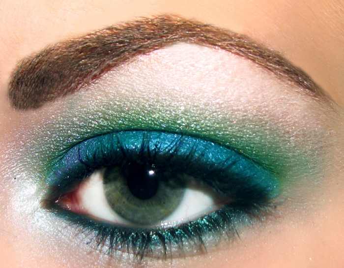 se-maquiller-avec-ombres-maquillage-yeux-bleu-vert-eyeliner-ombres-à-paupières-resized