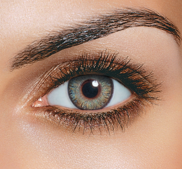 se-maquiller-avec-ombres-maquillage-yeux-bleu-vert-eyeliner-professionnel-resized