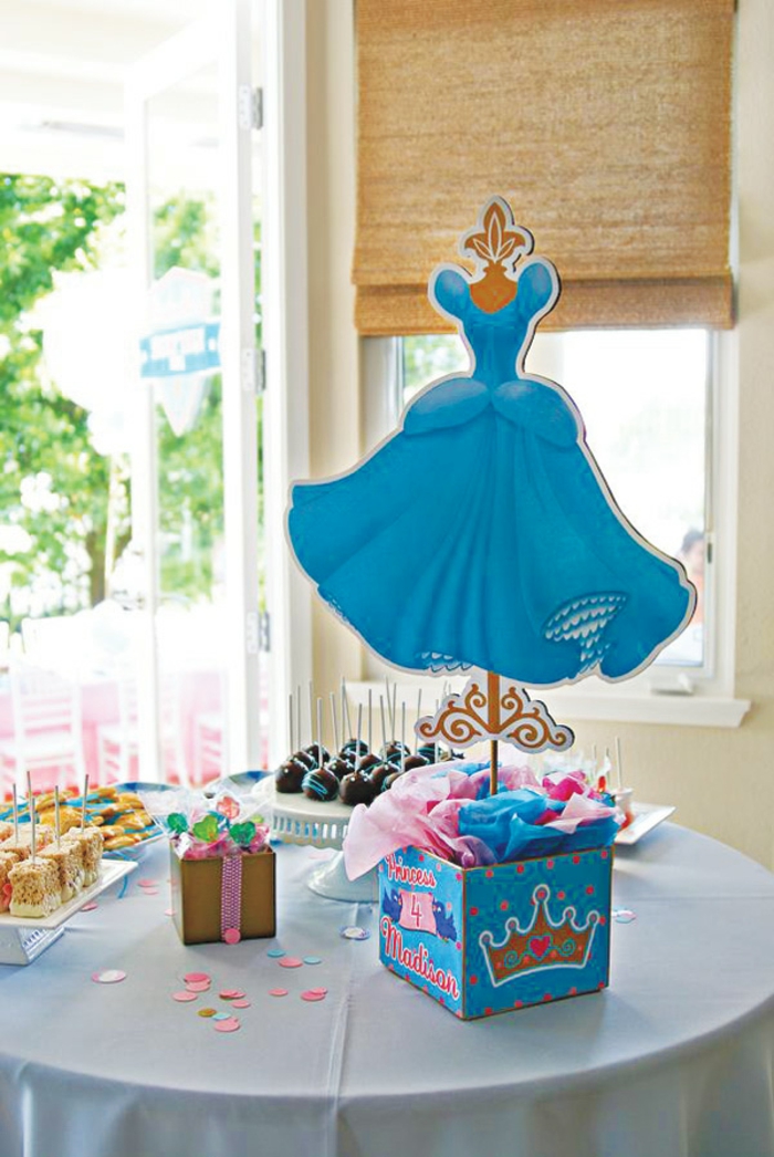 table-cendrillon-disney-cinderella-idées-déco-anniversaire-fille-gâteau-robe-de-princesse-anniversaire