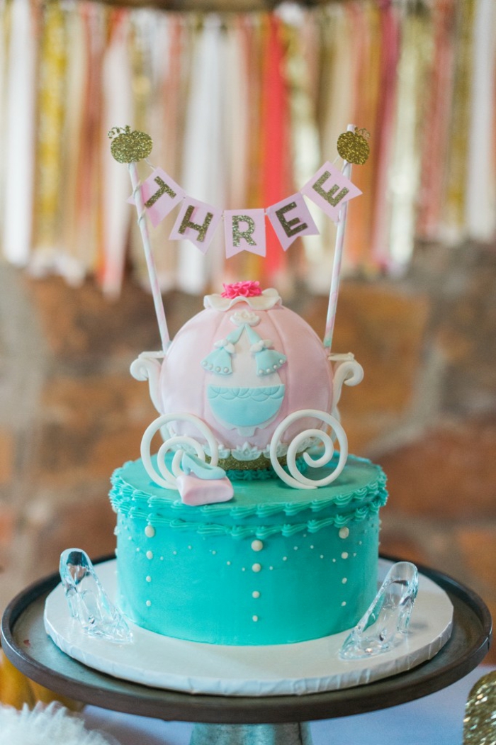 table-cendrillon-disney-cinderella-idées-déco-anniversaire-fille-gâteau-robe-de-princesse-gâteau-trois-ans