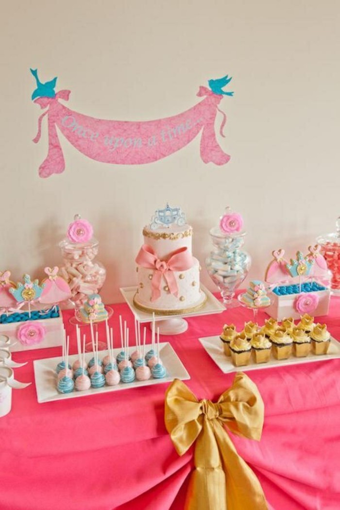table-cendrillon-disney-cinderella-idées-déco-anniversaire-fille-gâteau-robe-de-princesse-table-sweets