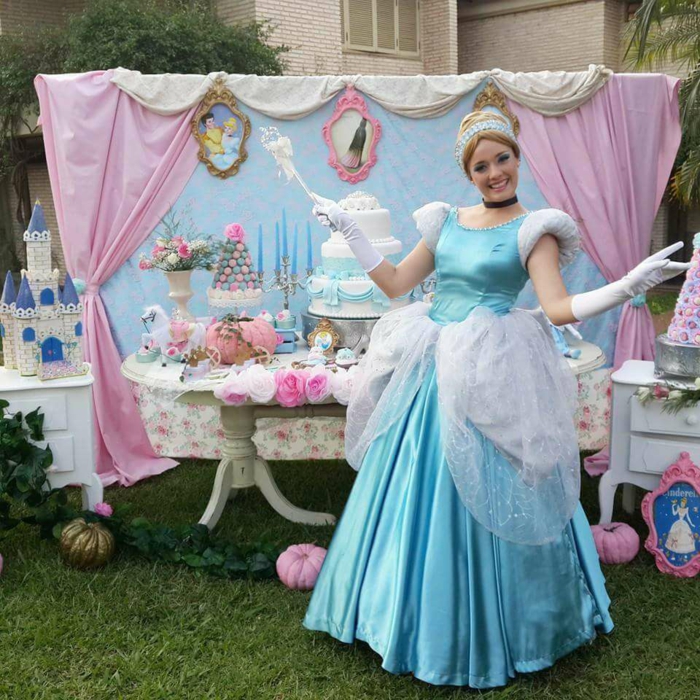 table-cendrillon-gâteau-anniversaire-fille-deco-rose-et-bleu-claire-cinderella-robe-réel-femme-actresse