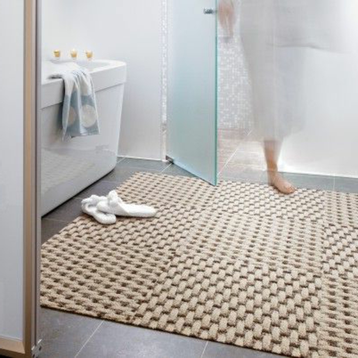 tapis-de-bain-ikea-pour-la-salle-de-bain-avec-carrelage-gris