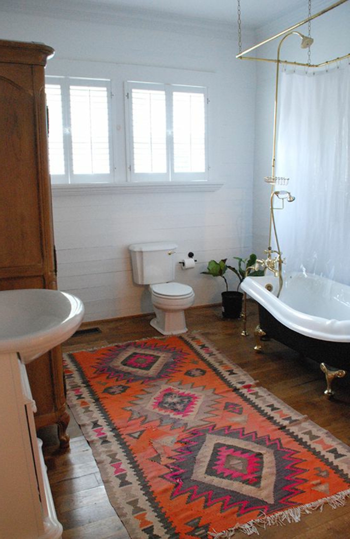 tapis-de-salle-de-bain-rouge-sol-en-parquette-foncé-dans-la-salle-de-bain-avec-baignoire