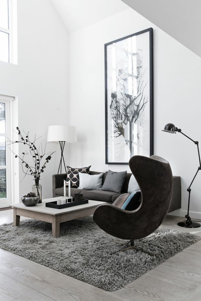 tapis-gris-dans-le-salon-avec-meubles-d-intérieur-gris-et-un-joli-fauteuil-de-lecture