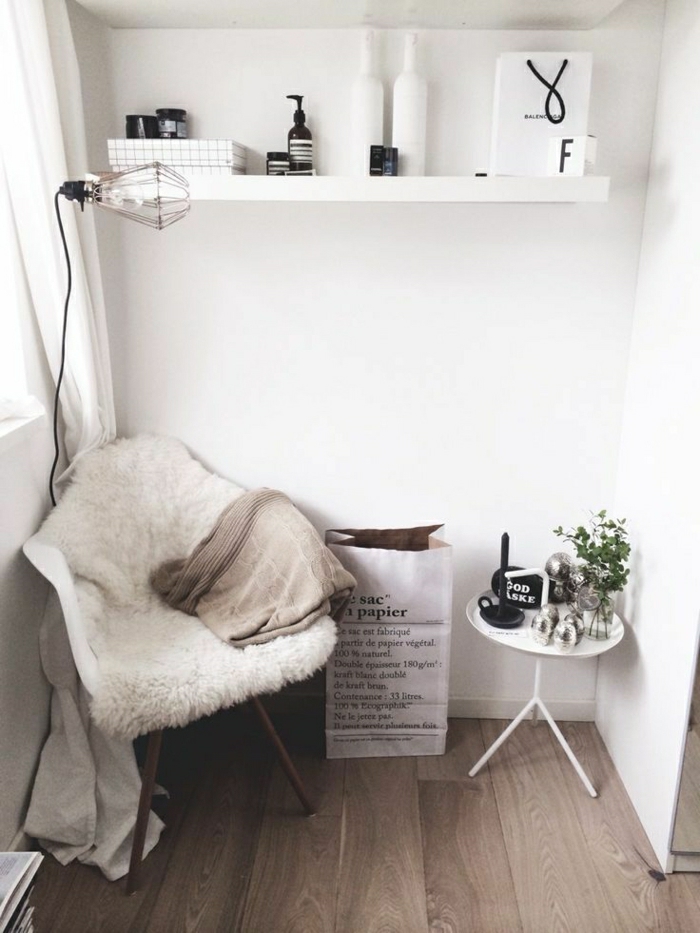 un-confortable-fauteuil-de-lecture-pas-cher-pour-le-salon-avec-murs-gris-parquette-en-bois