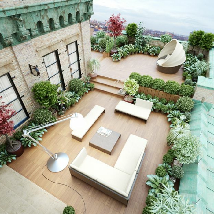 un-joli-balcon-avec-meubles-d-extérieur-en-bois-et-plantes-vertes-pour-le-balcon